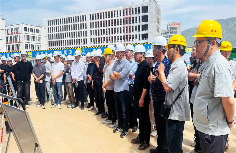 2025年4月17日，由莆田市涵江区住房和城乡建设局主办、尊龙时凯三建承办的钢筋安装工程质量防控现场交流会在联东U谷·涵江海峡智造产业谷一期成功召开。